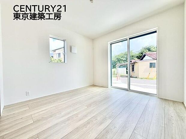 採光良好な洋室は複層ガラスの遮熱効果と断熱効果で、一年中快適に過ごせます♪