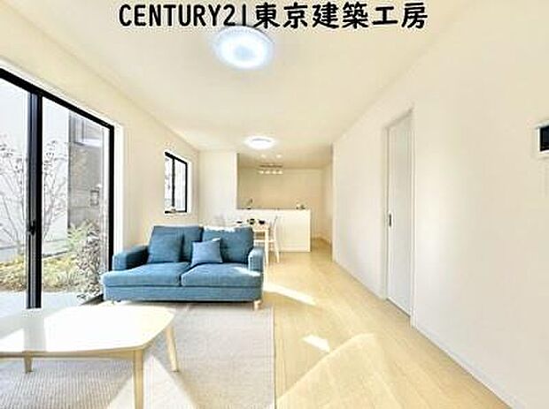 【施工例写真】オープンでのびやかな空間を生み出す、こだわりの「広がり」と「ゆとり」。ご家族の会話がはずむ開放的なLDKです♪