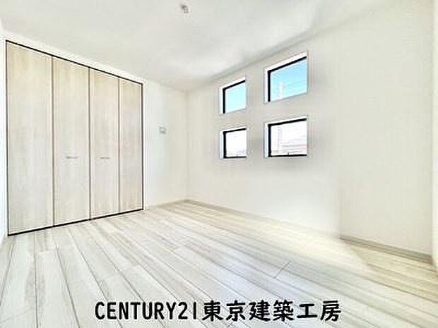 【施工例写真】シンプルで清潔感のある洋室に仕上がっています。シンプルな洋室だからこそ、飽きることなく長く快適に過ごしていくことができるでしょう。