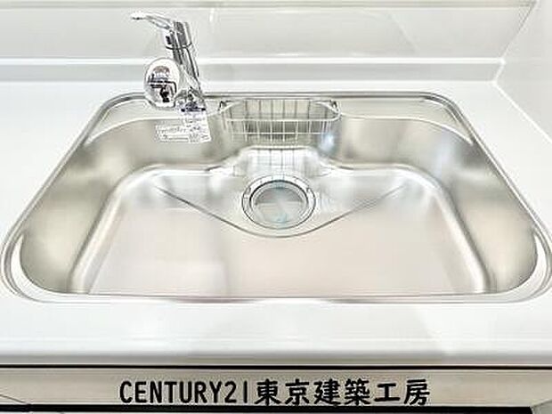 【施工例写真】調理がはかどるシステムキッチン♪収納豊富で、シンクも作業スペースも広いのでスムーズに料理ができます。