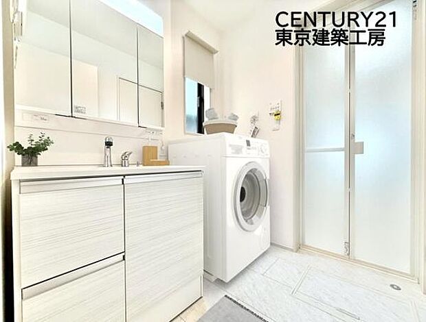 【同仕様:家具はCGにてレイアウト】毎日使うものだから清潔な空間を保ちたい水回り。洗面にはそんな願いを解消させてくれる収納アイデアが満載です。