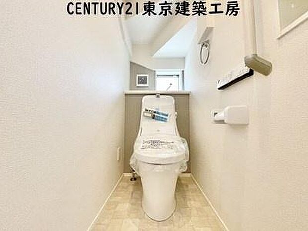 【施工例写真】トイレを癒しの空間と考える人は少なくありません。だからこそ、寛げる場所であってほしいと思っている人も多いでしょう。機能面でも癒しや寛ぎの空間に相応しいトイレとなっています。