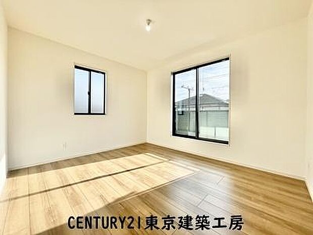 【施工例写真】シンプルで清潔感のある洋室に仕上がっています。シンプルな洋室だからこそ、飽きることなく長く快適に過ごしていくことができるでしょう。