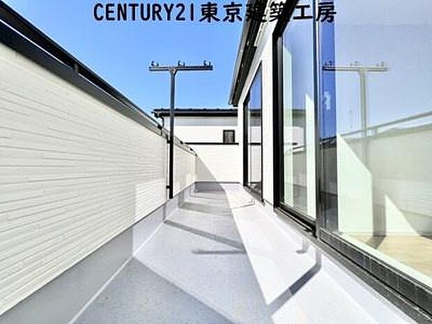 【施工例写真】頬をなでる優しい風を感じることが出来るバルコニー。つい深呼吸をしたくなる気持ちの良い場所はこのお部屋の自慢です。お洗濯物を干すスペースとしても十分な広さがあります。