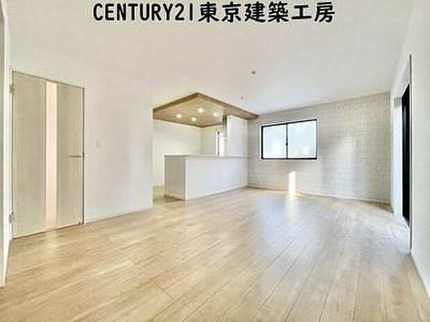 【施工例写真】オープンでのびやかな空間を生み出す、こだわりの「広がり」と「ゆとり」。ご家族の会話がはずむ開放的なLDKです♪