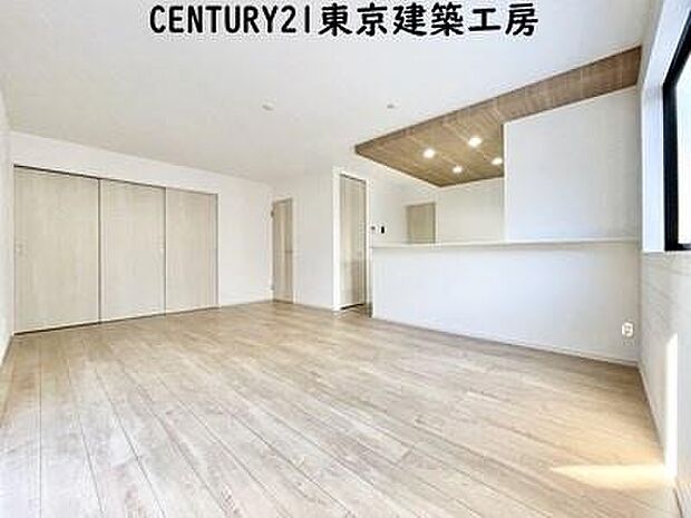 【施工例写真】オープンでのびやかな空間を生み出す、こだわりの「広がり」と「ゆとり」。ご家族の会話がはずむ開放的なLDKです♪