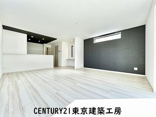 【施工例写真】オープンでのびやかな空間を生み出す、こだわりの「広がり」と「ゆとり」。ご家族の会話がはずむ開放的なLDKです♪