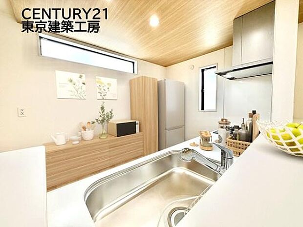 【同仕様:家具はCGにてレイアウト】調理がはかどるシステムキッチン♪収納豊富で、シンクも作業スペースも広いのでスムーズに料理ができます。