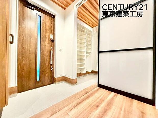 シューズインクロークにはベビーカーやゴルフ道具、アウトドア用品など、外で使用するアイテムは玄関ドアの近くに収納できるので衛生的です。