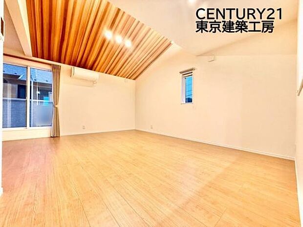 広々とした開放感あふれるリビングです。ゆったり寛げる充分な広さがございますので、ご家族でインテリアのレイアウトを考えるのも楽しみになりそうです。