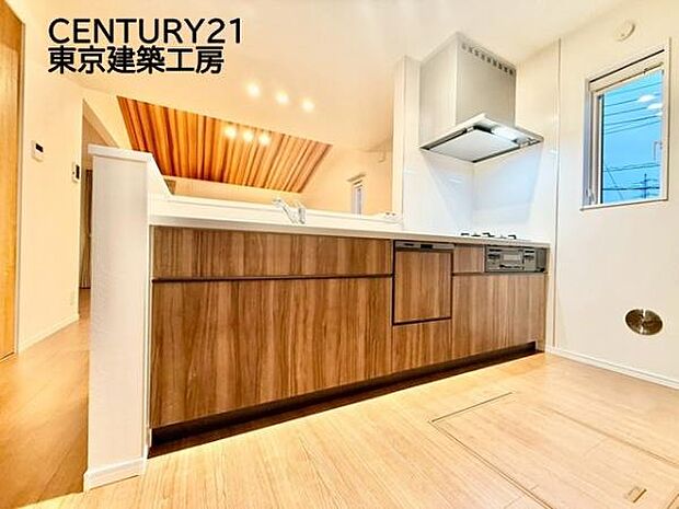 リビングが見渡せる対面式キッチン。収納に関しても十分なスペースが確保されているので、とても便利です。