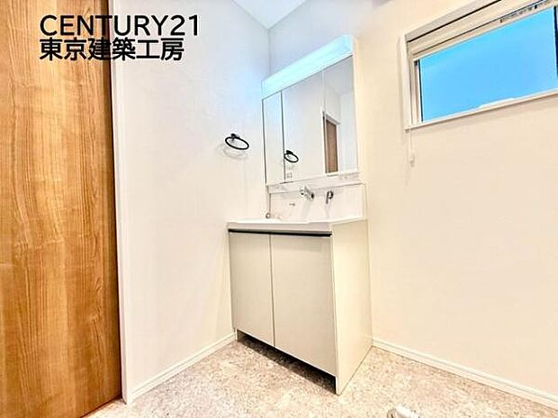 毎日使うものだから清潔な空間を保ちたい水回り。洗面にはそんな願いを解消させてくれる収納アイデアが満載です。三面鏡の裏側にはキャビネットが現れ小物から背の高い物まで収納できます。