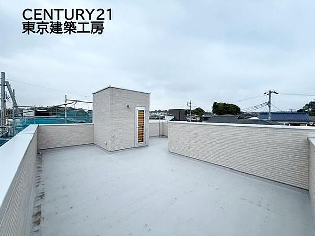 陽も風もしっかりと感じられるワイドバルコニー♪シーツなど大きな洗濯物も干せます。観葉植物や、ガーデンニングを楽しむスペースも十分な広さです。