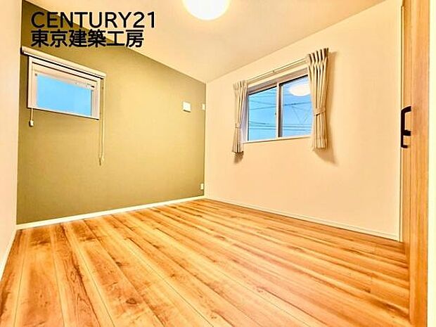 採光良好な洋室は複層ガラスの遮熱効果と断熱効果で、一年中快適に過ごせます♪