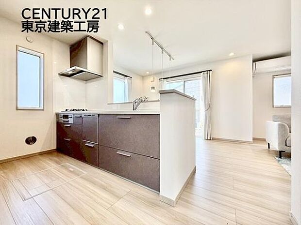 リビングが見渡せる対面式キッチン。収納に関しても十分なスペースが確保されているので、とても便利です。