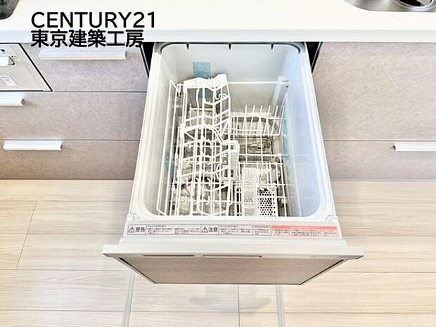 食洗機が標準装備のシステムキッチン。毎日の洗い物もらくらくで、家事の時短にもつながり忙しいママにも嬉しい優れものです。