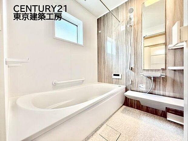 癒しの空間バスルームです。天気に左右されずに洗濯物を乾かせる、浴室乾燥機付きです。