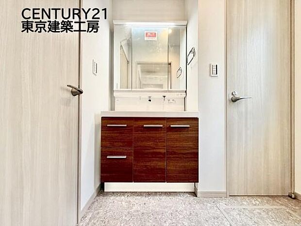 毎日使うものだから清潔な空間を保ちたい水回り。洗面にはそんな願いを解消させてくれる収納アイデアが満載です。三面鏡の裏側にはキャビネットが現れ小物から背の高い物まで収納できます。