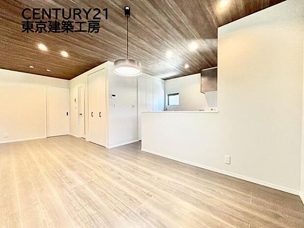 オープンでのびやかな空間を生み出す、こだわりの「広がり」と「ゆとり」。ご家族の会話がはずむ開放的なLDKです♪