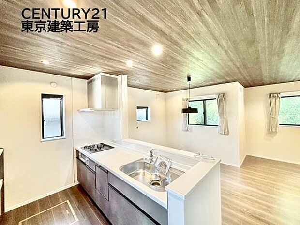 リビングが見渡せる対面式キッチン。収納に関しても十分なスペースが確保されているので、とても便利です。