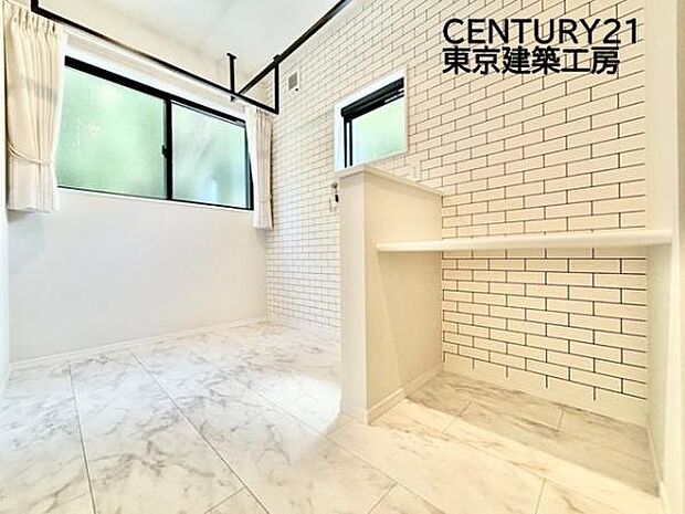 カウンターが標準装備のランドリースペース♪