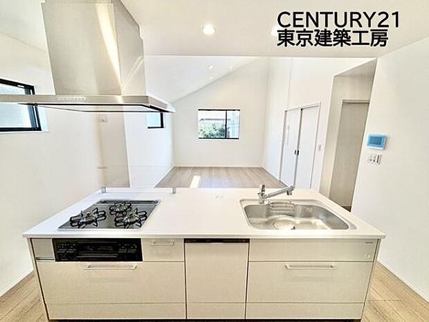 調理がはかどるシステムキッチン♪収納豊富で、シンクも作業スペースも広いのでスムーズに料理ができますね。3口コンロ、グリル付き。