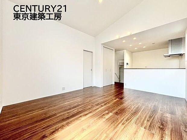 広々とした開放感あふれるリビングです。ゆったり寛げる充分な広さがございますので、ご家族でインテリアのレイアウトを考えるのも楽しみになりそうです。