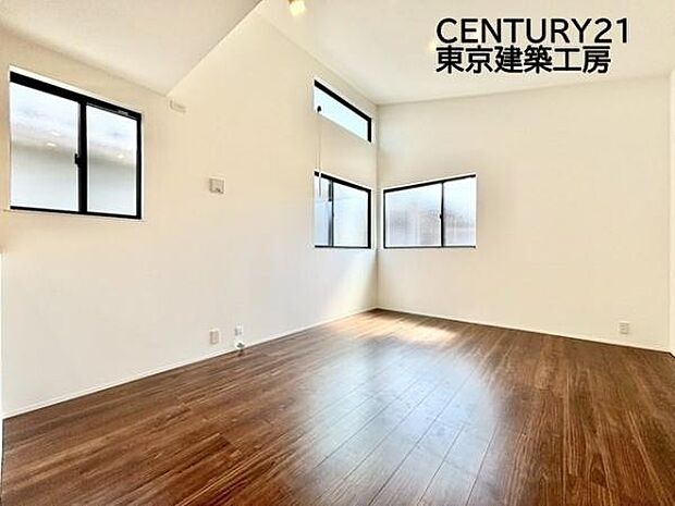 大きな窓のあるリビングは、陽光あふれる明るい空間です。居心地良く、ご家族皆がゆったり寛げる憩いの空間となりそうです。