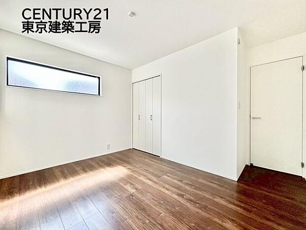 採光良好な洋室は複層ガラスの遮熱効果と断熱効果で、一年中快適に過ごせます♪