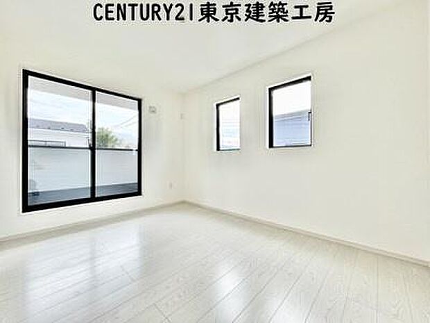 【施工例写真】シンプルで清潔感のある洋室に仕上がっています。シンプルな洋室だからこそ、飽きることなく長く快適に過ごしていくことができるでしょう。