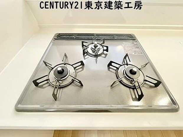 【施工例写真】調理がはかどるシステムキッチン♪収納豊富で、シンクも作業スペースも広いのでスムーズに料理ができます。