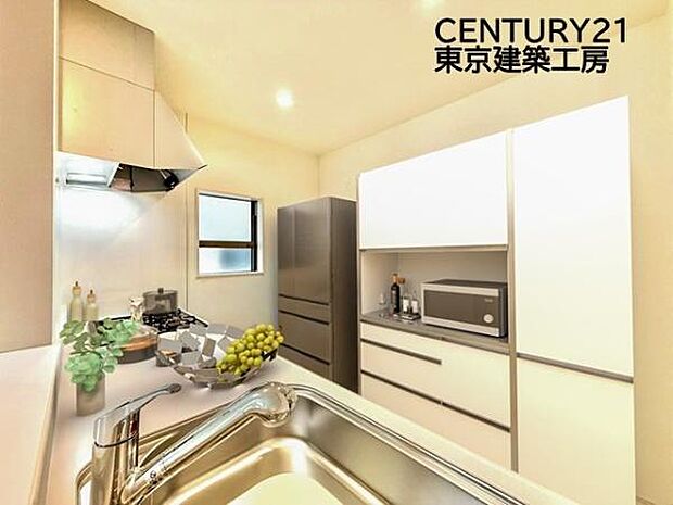 【同仕様：家具はCGにてレイアウト】調理がはかどるシステムキッチン♪収納豊富で、シンクも作業スペースも広いのでスムーズに料理ができます。