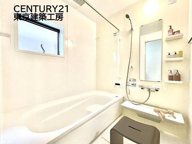 【同仕様：家具はCGにてレイアウト】癒しの空間バスルームです。天気に左右されずに洗濯物を乾かせる、浴室乾燥機付きです。