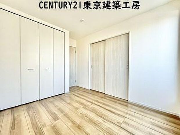 【施工例写真】シンプルで清潔感のある洋室に仕上がっています。シンプルな洋室だからこそ、飽きることなく長く快適に過ごしていくことができるでしょう。