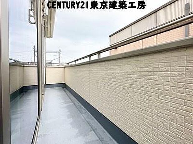 【施工例写真】頬をなでる優しい風を感じることが出来るバルコニー。つい深呼吸をしたくなる気持ちの良い場所はこのお部屋の自慢です。お洗濯物を干すスペースとしても十分な広さがあります。