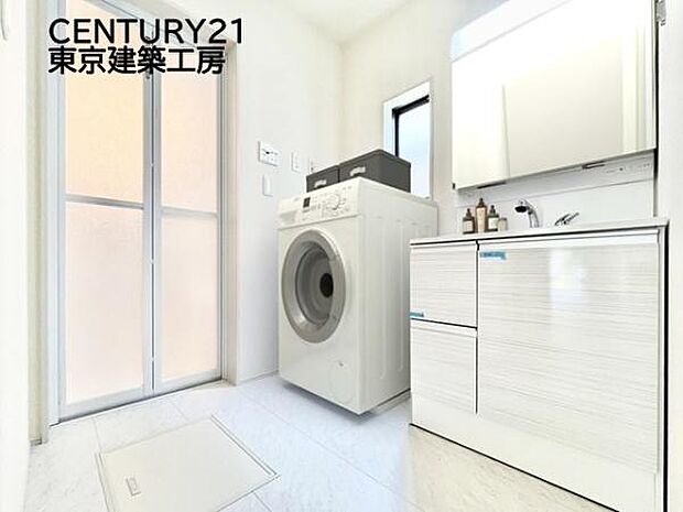 【同仕様:家具はCGにてレイアウト】毎日使うものだから清潔な空間を保ちたい水回り。洗面にはそんな願いを解消させてくれる収納アイデアが満載です。