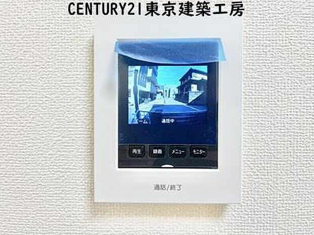 【施工例写真】外出中も来訪者をカラー画面と音声でしっかり録画します。在宅時にも鮮明なモニターでしっかり相手を確認できます!防犯のスタート、安心の一歩は玄関からですね。