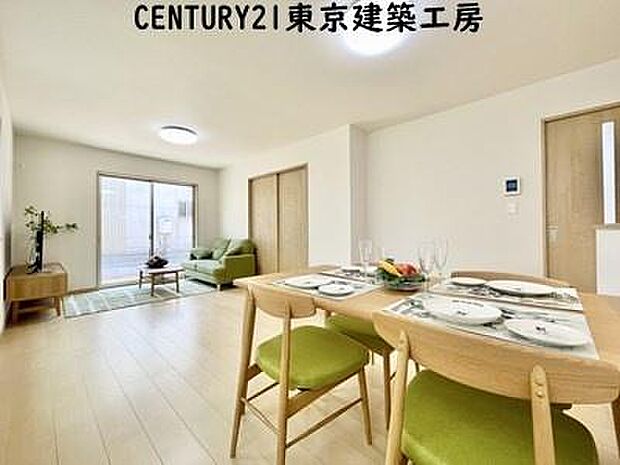 【施工例写真】オープンでのびやかな空間を生み出す、こだわりの「広がり」と「ゆとり」。ご家族の会話がはずむ開放的なLDKです♪