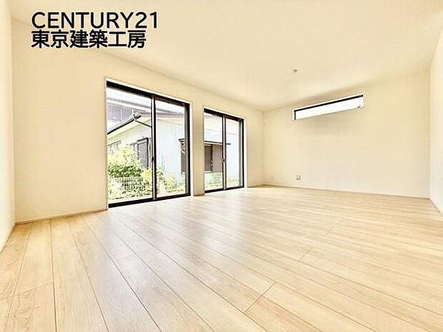 大きな窓のあるリビングは、陽光あふれる明るい空間です。居心地良く、ご家族皆がゆったり寛げる憩いの空間となりそうです。