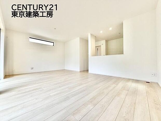 広々とした開放感あふれるリビングです。ゆったり寛げる充分な広さがございますので、ご家族でインテリアのレイアウトを考えるのも楽しみになりそうです。