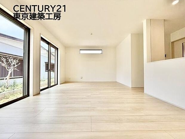 採光良好なリビングは、ご家族の憩いの空間。居心地の良い快適な安らぎの場所にもなりそうです。