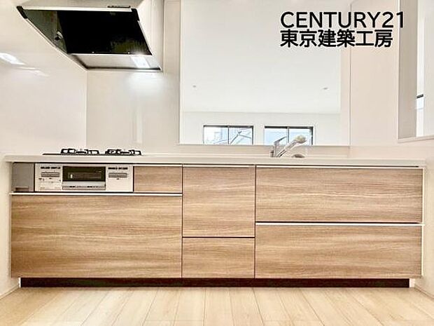 調理がはかどるシステムキッチン♪収納豊富で、シンクも作業スペースも広いのでスムーズに料理ができますね。3口コンロ、グリル付き。