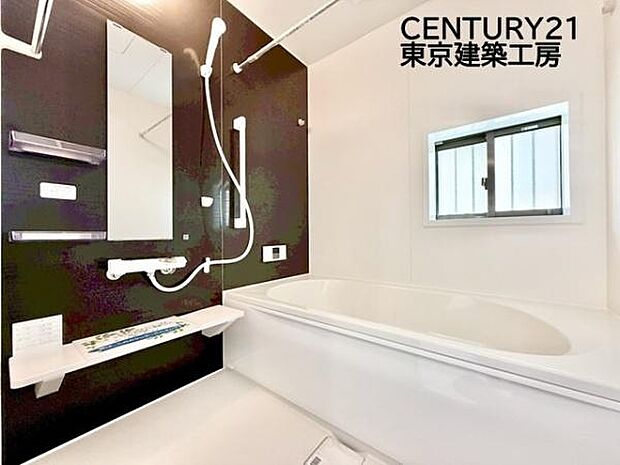 癒しの空間バスルームです。天気に左右されずに洗濯物を乾かせる、浴室乾燥機付きです。