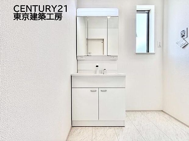 毎日使うものだから清潔な空間を保ちたい水回り。洗面にはそんな願いを解消させてくれる収納アイデアが満載です。三面鏡の裏側にはキャビネットが現れ小物から背の高い物まで収納できます。