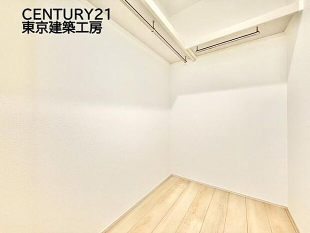 便利なウォークインクローゼット付きで収納豊富。大切なお洋服も沢山保管できます。