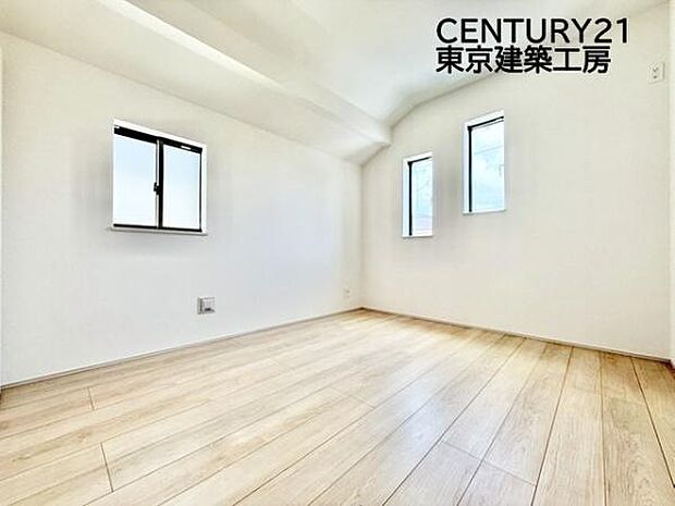 採光良好な洋室は複層ガラスの遮熱効果と断熱効果で、一年中快適に過ごせます♪