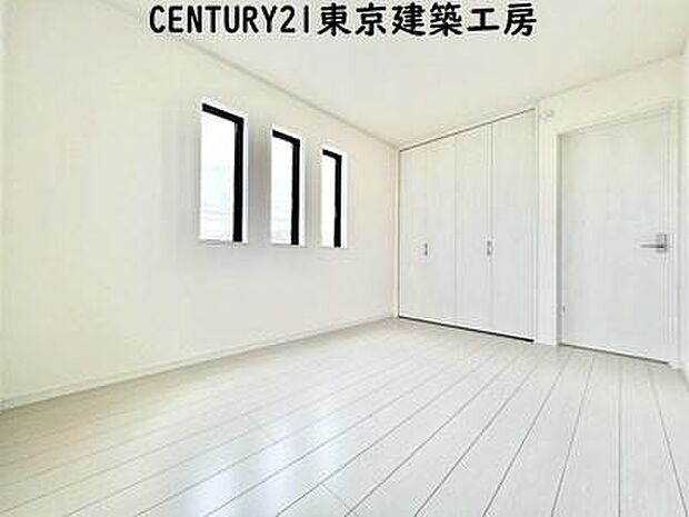 【施工例写真】シンプルで清潔感のある洋室に仕上がっています。シンプルな洋室だからこそ、飽きることなく長く快適に過ごしていくことができるでしょう。