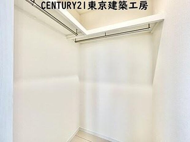 【施工例写真】便利なウォークインクローゼット付きで収納豊富。大切なお洋服も沢山保管できます。