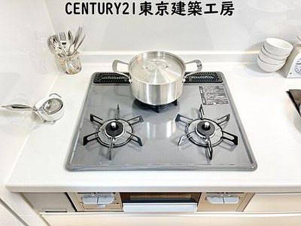 【施工例写真】調理がはかどるシステムキッチン♪収納豊富で、シンクも作業スペースも広いのでスムーズに料理ができます。