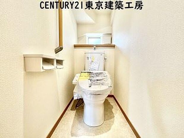 【施工例写真】トイレを癒しの空間と考える人は少なくありません。だからこそ、寛げる場所であってほしいと思っている人も多いでしょう。機能面でも癒しや寛ぎの空間に相応しいトイレとなっています。